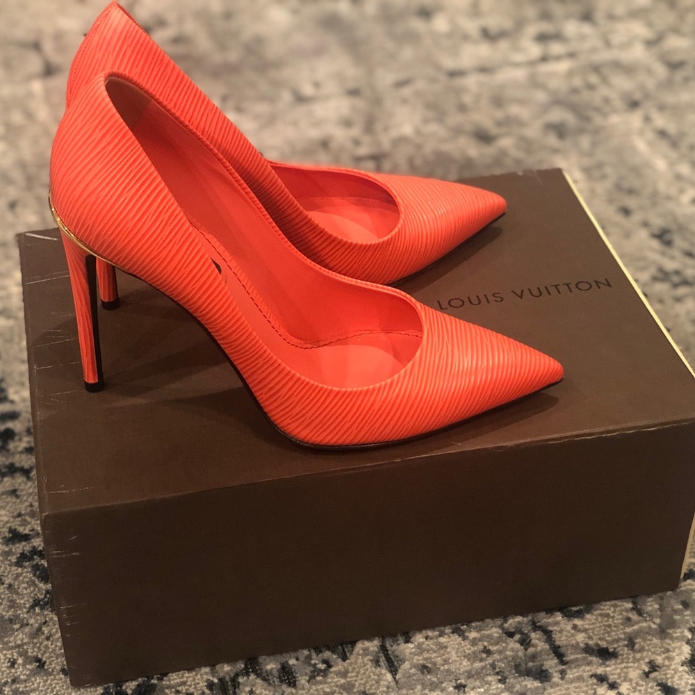 Louis Vuitton Classic Pump with Gold bar logo